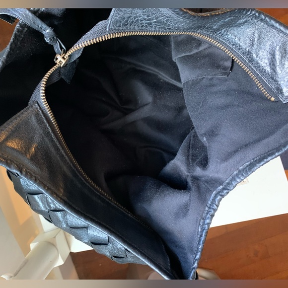 BLACK LEATHER CRISSCROSS BAG - Picture 7 of 10